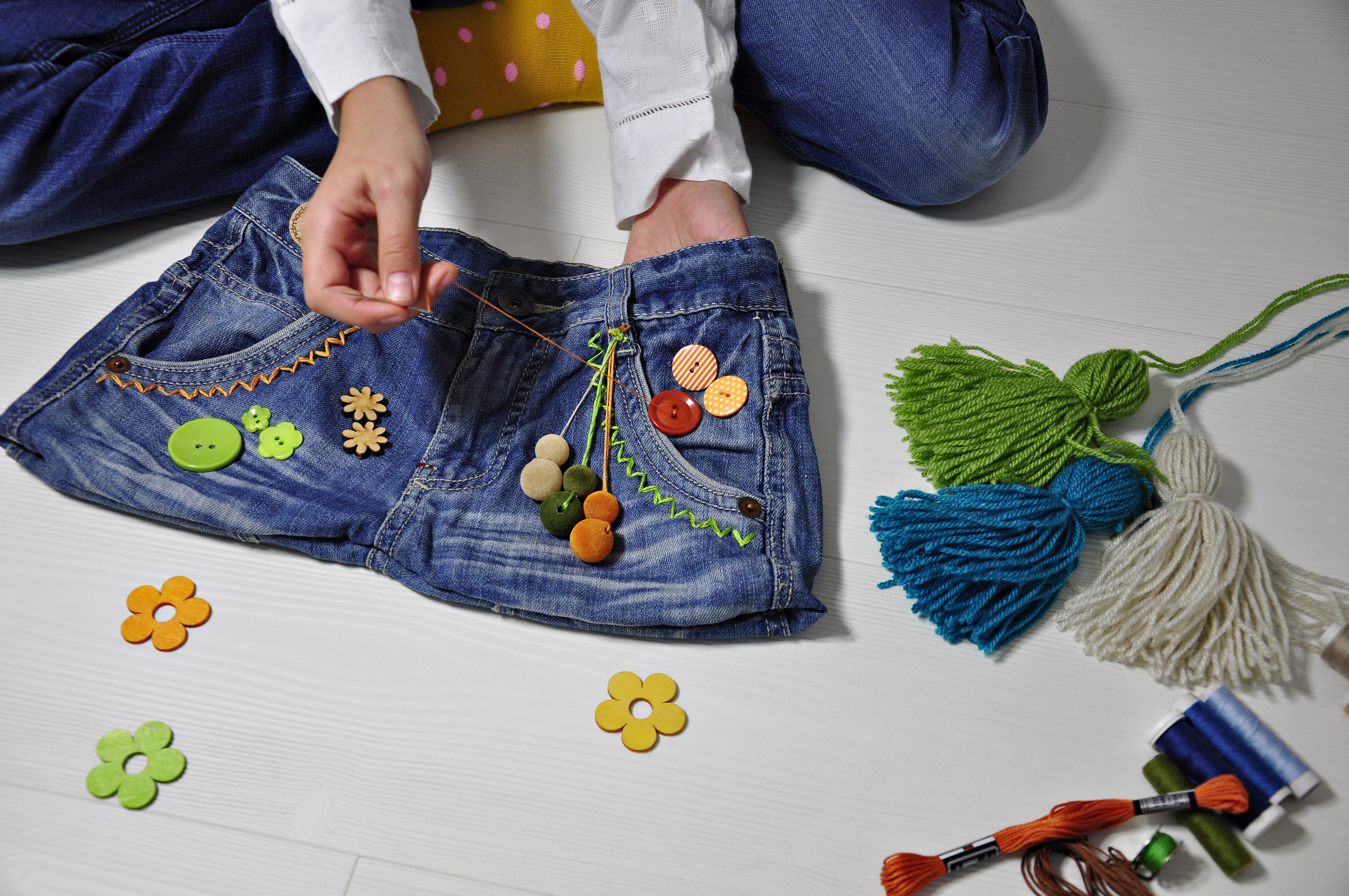 Torba ze spodni dżinsowych - dekorowanie kolorowymi ozdobami