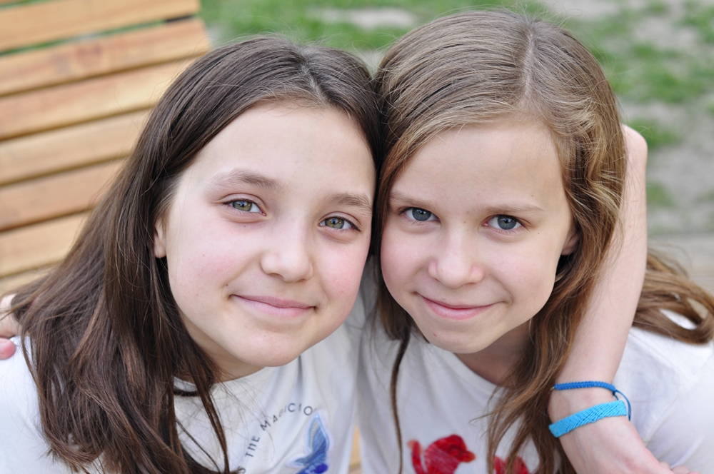 twarze dwóch nastolatek w parku
